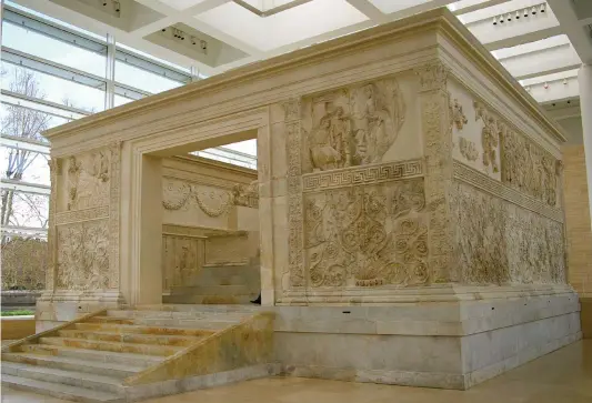  ??  ?? ALTAR DE LA PAZ AUGUSTA. El Ara Pacis Augustae (en la foto), construido entre los años 13 y 9 a.C., estaba ubicado en el lado oeste de la vía Flaminia, en el Campo de Marte. Cada año, se debían sacrificar un carnero y dos bueyes ante él.