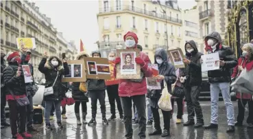  ??  ?? 0 Demonstrat­ors including Myanmar nationals protest outside the country’s embassy in Paris