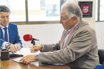  ?? CARLA GRAW ?? En la notaría Paco Piñero junto al notario Carlos del Solar, ayer tras firmar su compromiso de renuncia a sueldo. ▷