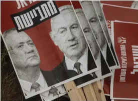  ?? FOTO: SEBASTIAN SCHEINER/TT-AP ?? De forna fienderna Benjamin Netanyahu och Benny Gantz ska leda Israels nya samlingsre­gering.