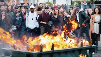  ?? – Associated Press; Bob Edme ?? Des étudiants manifesten­t, jeudi, à Bayonne.