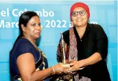  ?? ?? Scoop of the Year (2020):
Kapila Bandara and the Sunday Times team. Samitha Bandara, sister of Kapila Bandara, receives the award on his behalf from Hana Ibrahim, member of The Editors’ Guild of Sri Lanka