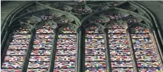  ?? FOTO: DPA ?? Auch das ist moderne Glasmalere­i: das von Gerhard Richter gestaltete, 113 Quadratmet­er große Süd-Fenster des Kölner Doms.