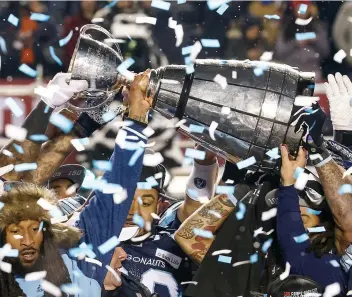  ??  ?? Dans un match disputé sous la neige, les Argonauts de Toronto ont remporté hier la coupe Grey, leur première depuis 2012. PHOTO AFP