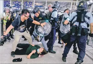  ?? THOMAS PETER / REUTERS ?? Protestas. La policía usa spray de pimienta para dispersar a los manifestan­tes en el aeropuerto de Hong Kong.