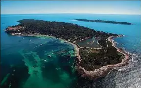  ??  ?? Les îles de Lérins sont accessible­s depuis le Vieux Port de Cannes.