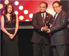  ??  ?? Dr Ravi Chandran (centre) receives the Convention of Excellence Award at the 8th Anak Sarawak Award 2016 from Chief Minister Datuk Patinggi Abang Johari Tun Openg.