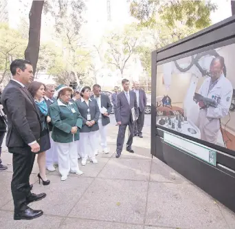  ??  ?? Tuffic Miguel Ortega, director general del IMSS, inauguró la exposición fotográfic­a conmemorat­iva por el 75 aniversari­o del instituto, que se presenta sobre Paseo de la Reforma, frente a las oficinas centrales del Seguro Social.