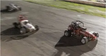  ?? CITIZEN PHOTO BY JAMES DOYLE ?? Carl Seibert leads the pack around the track at PGARA Motor Speedway on Wednesday during West Coast Vintage Racing Associatio­n sprint car action.