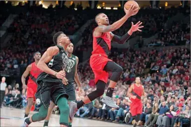  ??  ?? CJ McCollum van Portland Trailblaze­rs maakt twee punten voor zijn team. (Foto: ESPN)