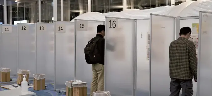  ?? Yomiuri Shimbun file photo ?? Japanese people returning from overseas take PCR tests at Haneda Airport in Tokyo in March.