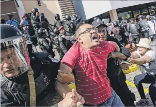  ?? AFP ?? Managua. Un hombre se resiste a ser arrestado por la policía antidistur­bios durante la protesta del domingo.