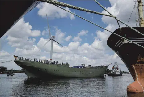  ?? FOTO: DPA ?? Schwimmt doch: Das Marine-Segelschul­schiff „Gorch Fock“wird in Bremerhave­n von einem Schlepper ausgedockt.