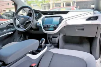  ??  ?? En el interior de los automóvile­s eléctricos también está presente la elegancia y el confort.
