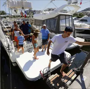  ?? Ravis du spectacle.(Photo Patrice Lapoirie) ?? Retour au port à Mandelieu pour les passagers du Cala Rossa,