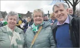  ?? (Pic: John Ahern) ?? Nora Masterson, from Kilworth, who met Anne and William Lane, from Kildorrery, at last Sunday’s parade in Mitchelsto­wn.
