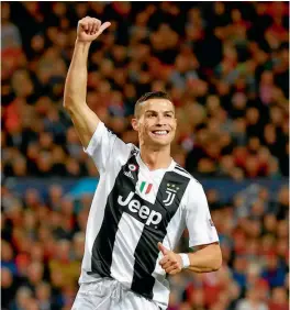  ??  ?? Cristiano Ronaldo, con el pulgar derecho hacia arriba, celebra un gol con la Juve.