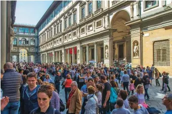  ??  ?? Sotto, code agli Uffizi di Firenze e, in basso, barche in attesa alla Grotta azzurra di Capri.