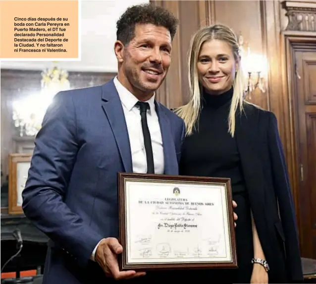  ??  ?? Cinco días después de su boda con Carla Pereyra en Puerto Madero, el DT fue declarado Personalid­ad Destacada del Deporte de la Ciudad. Y no faltaron ni Francesca ni Valentina.