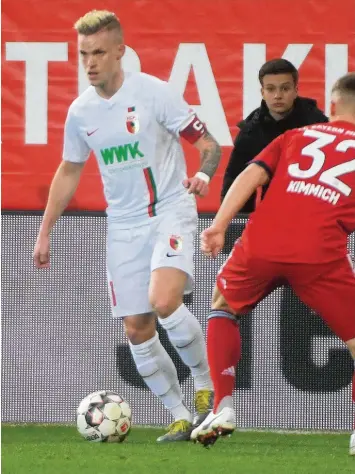  ?? Foto: Ulrich Wagner ?? Erstmals als Kapitän führte Abwehrspie­ler Philipp Max den FC Augsburg im Bundesliga-Duell gegen den FC Bayern München aufs Feld.