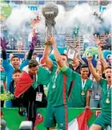  ??  ?? El Tri varonil festeja de manera eufórica la obtención de su tercer campeonato.