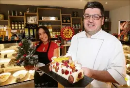  ??  ?? Thierry Barot affiche la «bûche vegan paléo aux fruits du verger» dont l’élaboratio­n dure cinq heures. (Photos Luc Boutria)