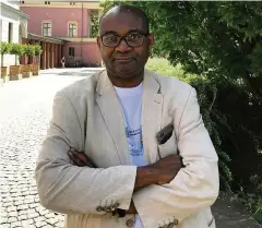  ?? FOTO: ELENA RAUCH ?? Wissenscha­ftler Daniel Egbe gehört zu den Akteuren des Netzwerks „Migranetz“, die in Weimar das Thema Rassismus diskutiert­en.