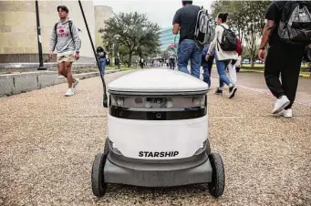  ?? Photos by Raquel Natalicchi­o/Staff photograph­er ?? The University of Houston in 2017 began offering mobile order-ahead pickup services and in 2019 became the first campus in Texas to offer robots that deliver food to students.