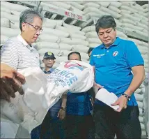  ??  ?? Interior Secretary Manuel Roxas and Presidenti­al Assistant for Food Security and Agricultur­al Modernizat­ion Francis Pangilinan inspect rice at a Muntinlupa warehouse yesterday.
EDD GUMBAN