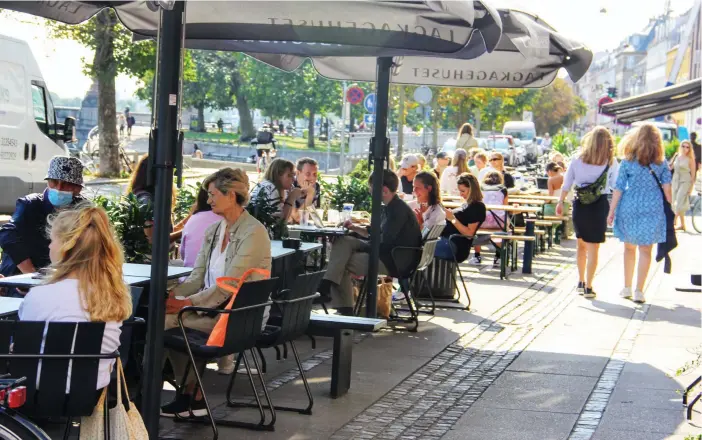  ??  ?? Alla ska ha munskydd på restaurang­er, barer och kaféer i Köpenhamn med omnejd de närmaste två veckorna.
■ Det gäller inte när man sitter ner vid borden och äter och dricker men så fort man stiger upp.