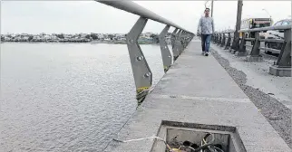  ?? JUAN FAUSTOS / EXPRESO ?? Puente de la Unidad Nacional. Le hacen falta barandas, tapas de alcantaril­las y un mantenimie­nto.