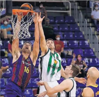  ??  ?? Pau Gasol y Vladimir Brodziansk­y pelean por un rebote.