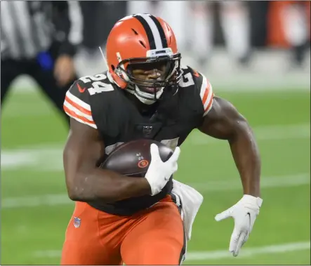  ?? DAVID RICHARD — THE ASSOCIATED PRESS ?? Nick Chubb carries in the first quarter against the Bengals on Sept. 17.