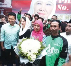  ?? TIM PEMENANGAN KHOFIFAH-EMIL FOR JAWA POS ?? EVENT SPESIAL: Khofifah-Emil sahur bareng dengan komunitas ojek online di posko pemenangan di Jalan Diponegoro, Surabaya, kemarin.