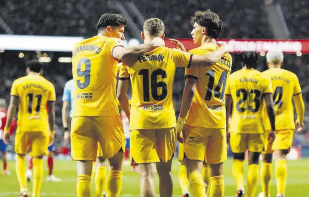  ?? // VALENTÍ ENRICH ?? Los tres goleadores de la noche celebrando el tercer tanto conseguido por el joven Fermín de cabeza