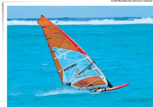  ??  ?? Kevin Grosjean en plein test de la Loft Racing Blade 2018 sur la Fanatic Falcon en marge du Défi Wind Mauritius 2017 qu'il a remporté.