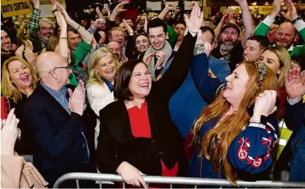  ?? Ben Stansall - 9.fev.20/AFP ?? A líder do Sinn Féin, Mary Lou McDonald (de vermelho), celebra resultado da eleição com apoiadores