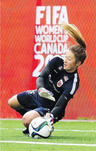  ?? DARREN BROWN/OTTAWA CITIZEN ?? Team Norway goalkeeper Cecilie Fiskerstra­nd makes a save during practice at Algonquin College on Tuesday in preparatio­n for their FIFA 2015 Women’s World Cup opener against Thailand.