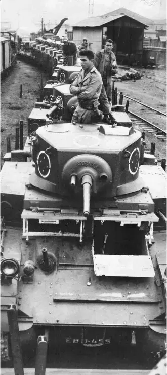  ??  ?? Tanques Stuart a caminho de São Paulo, em 1963; eles nunca foram usados em combate