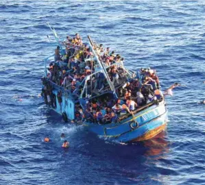  ??  ?? Migrants on a sinking boat