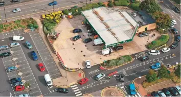  ?? AFP ?? An aerial view shows motorists queueing up at a petrol station in Coventry, central England, yesterday. The UK government has asked the army to be on standby amid the fuel supply crisis.