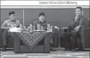  ?? JAWA POS PHOTO ?? ANTIRADIKA­LISME: Dari kiri, Masykuri, KH Tholchah Hasan, dan Nurwahid di kampus Universita­s Islam Malang kemarin.