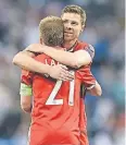  ?? FOTO: DPA ?? Abschied: Philipp Lahm (vorn) und Xabi Alonso