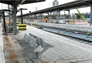  ?? Foto: Silvio Wyszengrad ?? Am Bahnsteig F laufen noch letzte Arbeiten. Die Eröffnung ist am Sonntag.