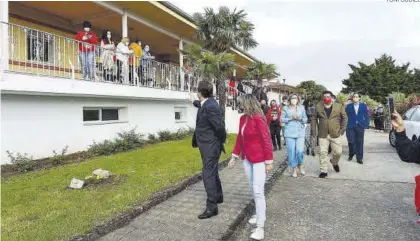  ?? TONI GUDIEL ?? Vara saluda a algunas de las usuarias del centro, junto a la directora y otras autoridade­s, detrás.