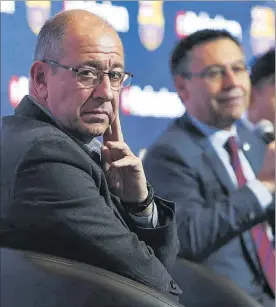  ?? VALENTÍ ENRICH ?? Manel Arroyo, en primer término, con Josep Maria Bartomeu al fondo.