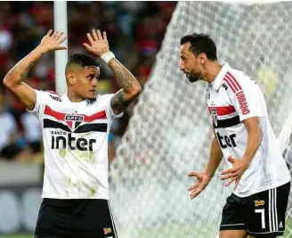  ??  ?? Everton e Nenê celebram gol do São Paulo no Maracanã