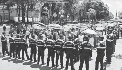  ??  ?? Pensionado­s del Instituto Mexicano del Seguro Social bloquearon los carriles centrales de Paseo de la Reforma, fuera de las instalacio­nes del organismo, este miércoles. Fueron replegados a las banquetas ■ Foto Alfredo Domínguez