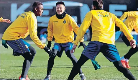  ?? TONI ALBIR / EFE ?? Alfa Semedo y Wu Lei entran en la convocator­ia y podrían aparecer en el once inicial