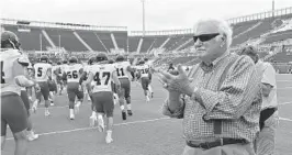  ?? JIM RASSOL/STAFF FILE PHOTO ?? Howard Schnellenb­erger, the former head football coach at both UM and FAU, said his father told him, “If you want to be a coach, you’ve got to go coach with the best.”